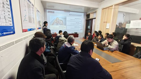 严抓复工复产安全关 缙云光伏项目为施工人员开展专项体检及培训 (1).jpg