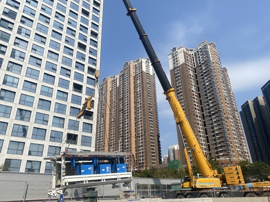 深圳地铁15号线打石山站-同乐关站区间右线盾构机吊装下井. 摄影:王博宇1.jpg